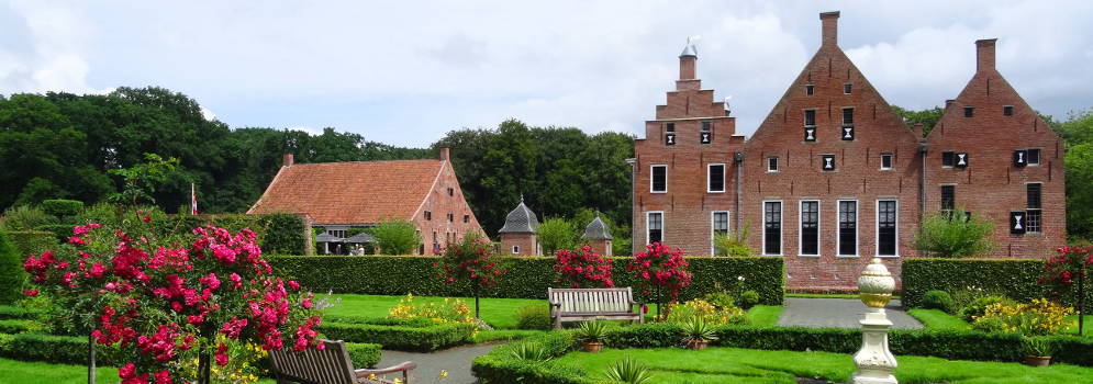 Historische borg met gracht en tuinen in Groningen