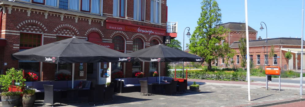 Treinstation en café in Delfzijl, Groningen