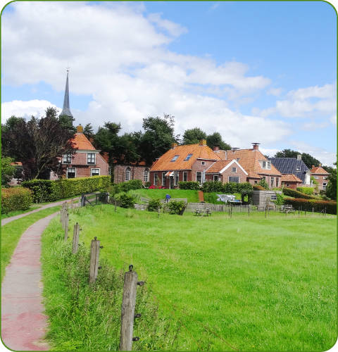Wandelpad naar de wierde van dorpje Niehove, mooiste dorpje van Nederland