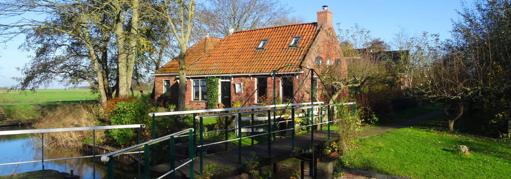 Bruggetje en huisje bij schutsluis 't verloat in Warffum, Groningen